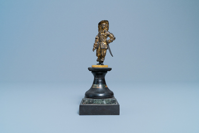 Een verguld bronzen figuur van een soldaat, Nederland, 17e eeuw