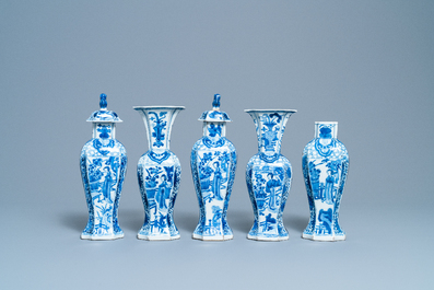 Een Chinees blauw-wit vijfdelig kaststel met dames en jongens, Kangxi