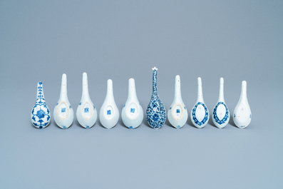 Vingt cuill&egrave;res en porcelaine de Chine en bleu et blanc, 19/20&egrave;me