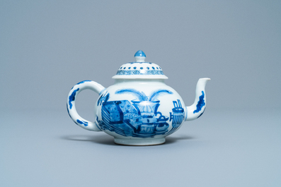 Een Chinese blauw-witte theepot met deksel, Jiajing merk, Kangxi