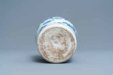 Un vase de forme bouteille en porcelaine de Chine en bleu et blanc, &eacute;poque Transition