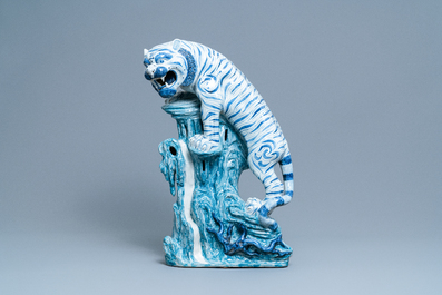 Un grand mod&egrave;le d'un tigre en porcelaine de Chine polychrome, 20&egrave;me