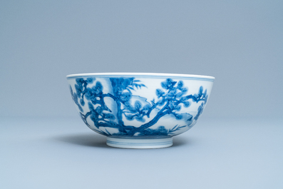 Un bol en porcelaine de Chine en bleu et blanc &agrave; d&eacute;cor de lettr&eacute;s et leurs servants, marque et &eacute;poque de Kangxi