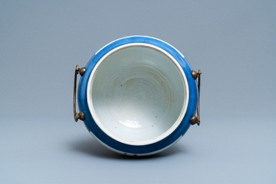 Een Chinese blauw-witte en koperrode kom met poederblauwe fondkleur, Jiajing merk, Kangxi