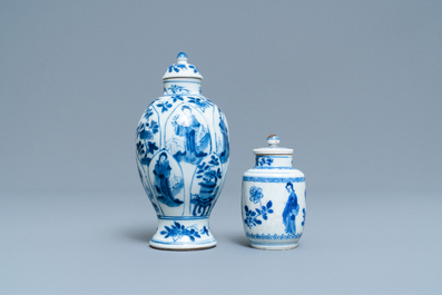 Twee Chinese blauw-witte dekselvaasjes met Lange Lijzen, Kangxi