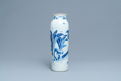 Een Chinese blauw-witte rouleau vaas met een kylin en een feniks, Transitie periode