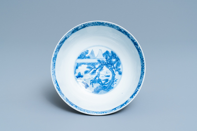 Een Chinese blauw-witte kom met geleerden en hun dienaars, Kangxi merk en periode