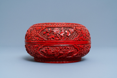 Een Chinese dekseldoos in rood lakwerk, 19e eeuw