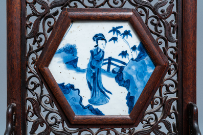 Een zeshoekige Chinese blauw-witte tegel in een houten tafelscherm, Kangxi en later
