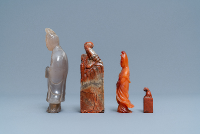 Two Chinese carved agate figures and two Shoushan soapstone seals, 19/20th C.