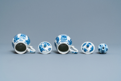 Een paar Chinese blauw-witte dekselkannen en een miniatuur vaasje met Lange Lijzen, Kangxi