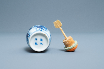 Une tabati&egrave;re en porcelaine de Chine en bleu et blanc, marque de Chenghua, Yongzheng