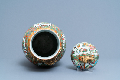 Un vase couvert en porcelaine de Chine famille rose de Canton, 19&egrave;me