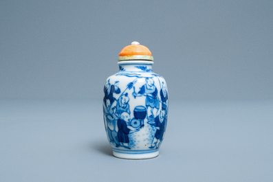 Une tabati&egrave;re en porcelaine de Chine en bleu et blanc, marque de Chenghua, Yongzheng