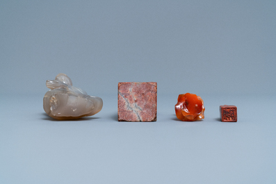 Two Chinese carved agate figures and two Shoushan soapstone seals, 19/20th C.