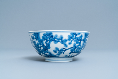 Un bol en porcelaine de Chine en bleu et blanc &agrave; d&eacute;cor de lettr&eacute;s et leurs servants, marque et &eacute;poque de Kangxi