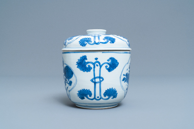 Une collection en porcelaine de Chine en bleu et blanc, Kangxi
