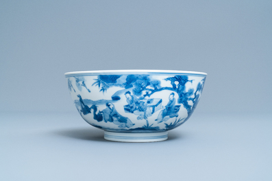 Un bol en porcelaine de Chine en bleu et blanc &agrave; d&eacute;cor de lettr&eacute;s et leurs servants, marque et &eacute;poque de Kangxi