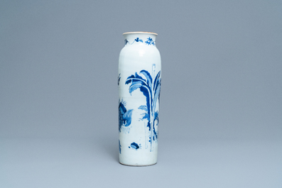 Een Chinese blauw-witte rouleau vaas met een kylin en een feniks, Transitie periode