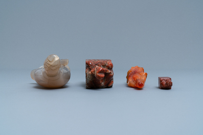 Two Chinese carved agate figures and two Shoushan soapstone seals, 19/20th C.