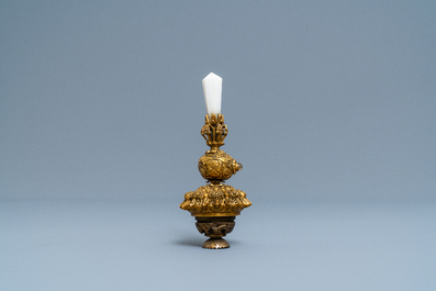 Een Chinese verguld bronzen hoedentop met agaat en kristal, 18e eeuw