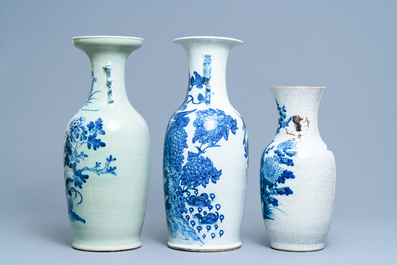 Drie Chinese blauw-witte vazen met vogels bij bloesemtakken, 19e eeuw
