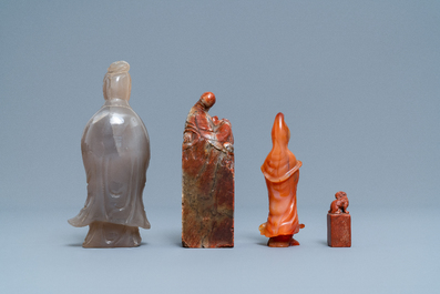 Deux figures en agate et deux sceaux en st&eacute;atite rouge de Shoushan, Chine, 19/20&egrave;me