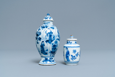 Deux petits vases couverts en porcelaine de Chine en bleu et blanc &agrave; d&eacute;cor de longues dames, Kangxi