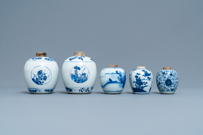 Vijf Chinese blauw-witte gemberpotten, Kangxi