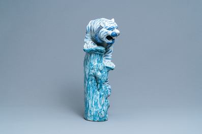 Un grand mod&egrave;le d'un tigre en porcelaine de Chine polychrome, 20&egrave;me