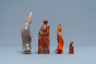 Two Chinese carved agate figures and two Shoushan soapstone seals, 19/20th C.