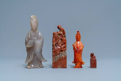 Two Chinese carved agate figures and two Shoushan soapstone seals, 19/20th C.