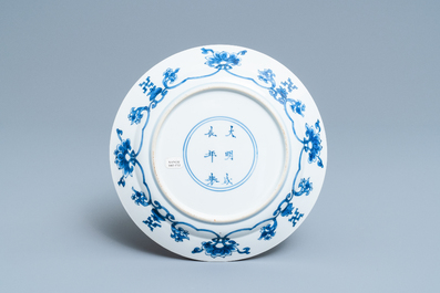 Une assiette en porcelaine de Chine en bleu et blanc &agrave; d&eacute;cor de 'La R&eacute;bellion de Rotterdam', marque de Chenghua, Kangxi