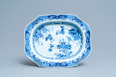 Un &eacute;gouttoir &agrave; poissons sur son support en porcelaine de Chine en bleu et blanc, Qianlong