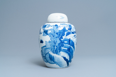 Un pot couvert en porcelaine de Chine en bleu et blanc, 19&egrave;me