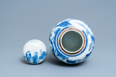 Un pot couvert en porcelaine de Chine en bleu et blanc, 19&egrave;me