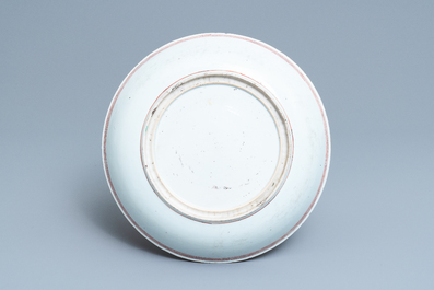 Un plat en porcelaine de Chine famille verte &agrave; d&eacute;cor d'un ph&eacute;nix, Kangxi