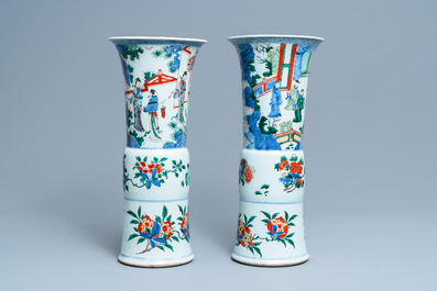 Une paire de grands vases de forme 'gu' en porcelaine de Chine wucai, &eacute;poque Transition