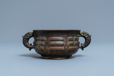 Een Chinese bronzen wierookbrander met trigrammen, Ming