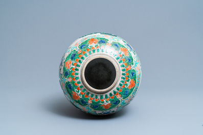 Un grand pot en porcelaine de Chine famille verte &agrave; d&eacute;cor d'animaux mythiques, Kangxi