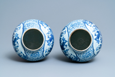 Une paire de vases en porcelaine de Chine en bleu et blanc, marque de Chenghua, 19&egrave;me