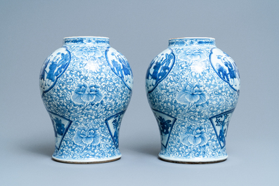 Une paire de vases en porcelaine de Chine en bleu et blanc, marque de Chenghua, 19&egrave;me
