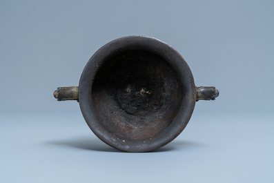 Un br&ucirc;le-parfum en bronze &agrave; d&eacute;cor de trigrammes, Ming