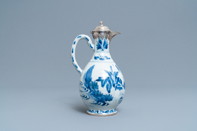 Une verseuse en porcelaine de Chine en bleu et blanc &agrave; monture en argent, &eacute;poque Transition