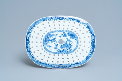 Un &eacute;gouttoir &agrave; poissons sur son support en porcelaine de Chine en bleu et blanc, Qianlong
