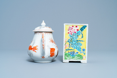Un pot &agrave; pinceaux en porcelaine de Chine famille rose et une th&eacute;i&egrave;re en rouge de fer et dor&eacute;, Yongzheng/Qianlong