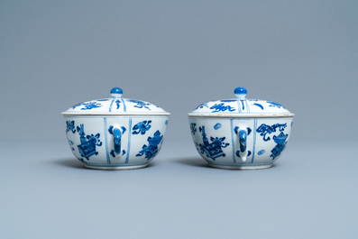 Une paire de bols couverts en porcelaine de Chine en bleu et blanc &agrave; d&eacute;cor d'antiquit&eacute;s, Kangxi