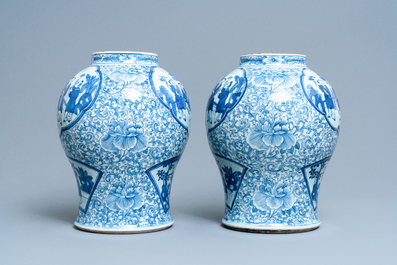 Une paire de vases en porcelaine de Chine en bleu et blanc, marque de Chenghua, 19&egrave;me