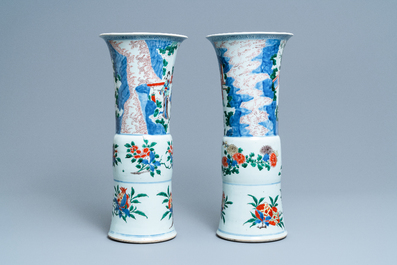 Une paire de grands vases de forme 'gu' en porcelaine de Chine wucai, &eacute;poque Transition