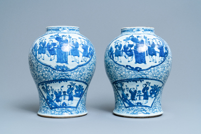 Une paire de vases en porcelaine de Chine en bleu et blanc, marque de Chenghua, 19&egrave;me